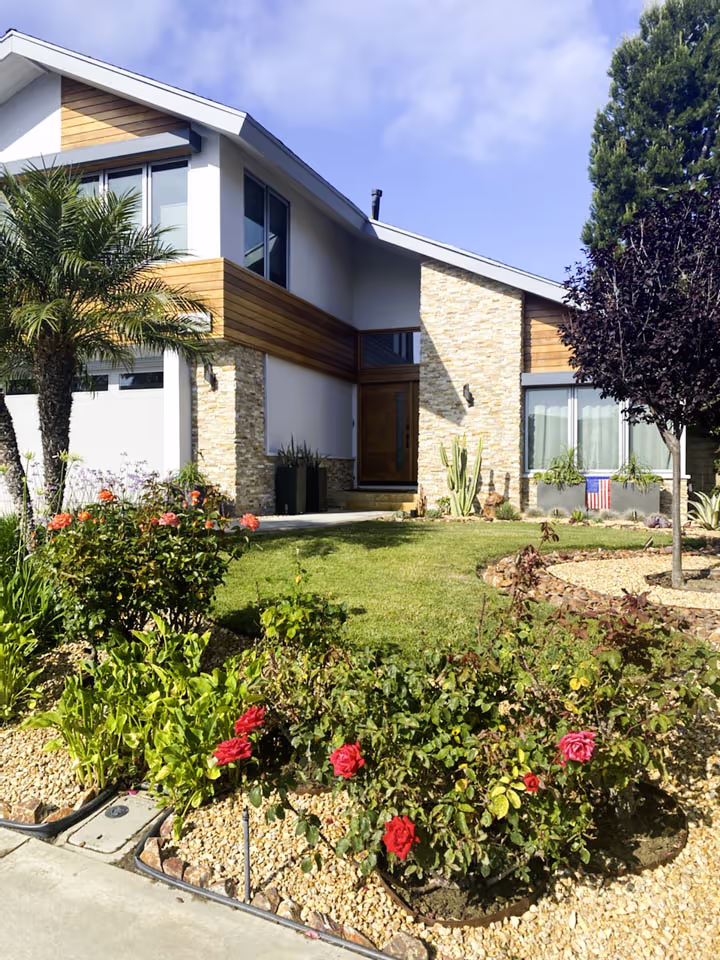 Residential Home Renovation Siding Windows Landscape — photo 6